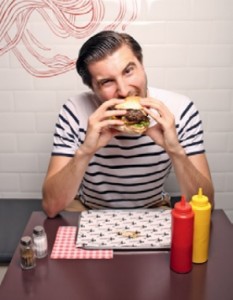 Jonathan eet hamburgers