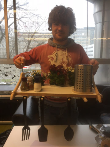 Keukenplank met planten erop