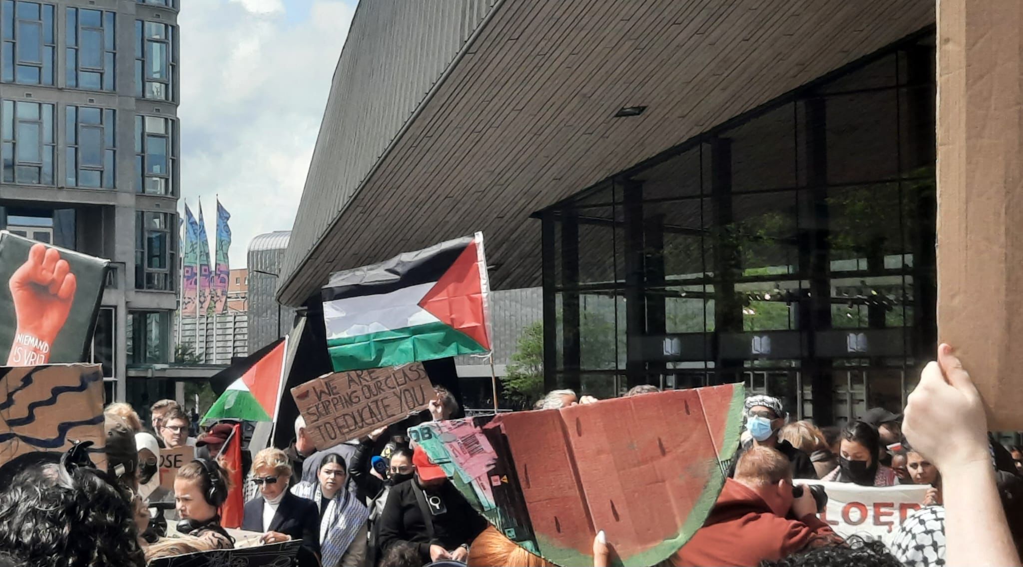 Kleine mensen protesteren tegen de menigte op het plein voor Rotterdam Centraal Station