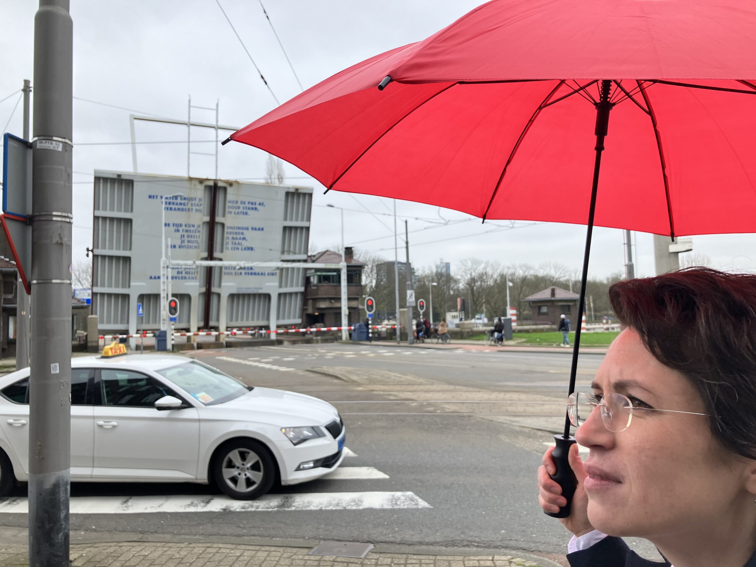 Marta - met rode paraplu - en de open Parkhavenbrug