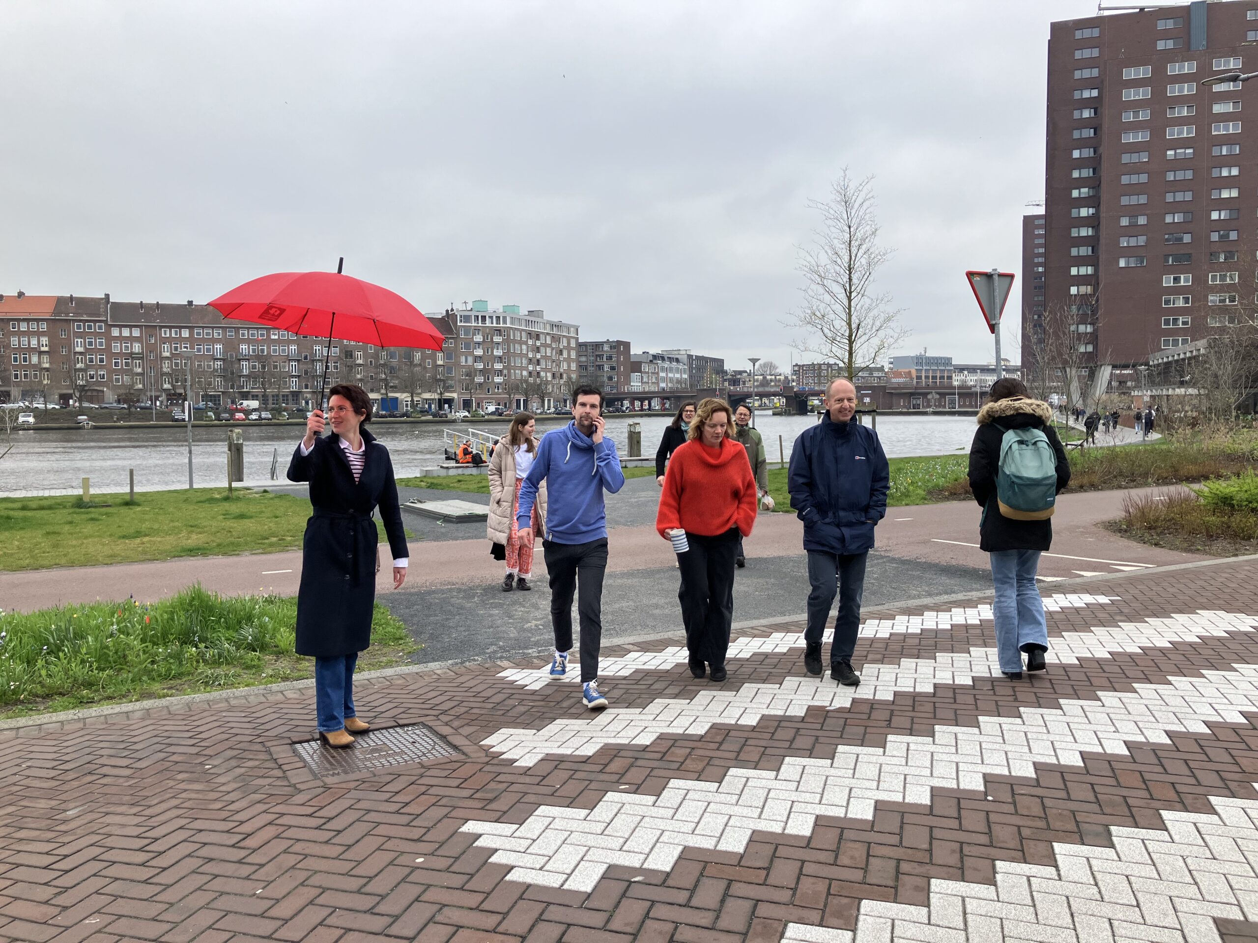 Marta, met een rode paraplu, speelt schoonmaak