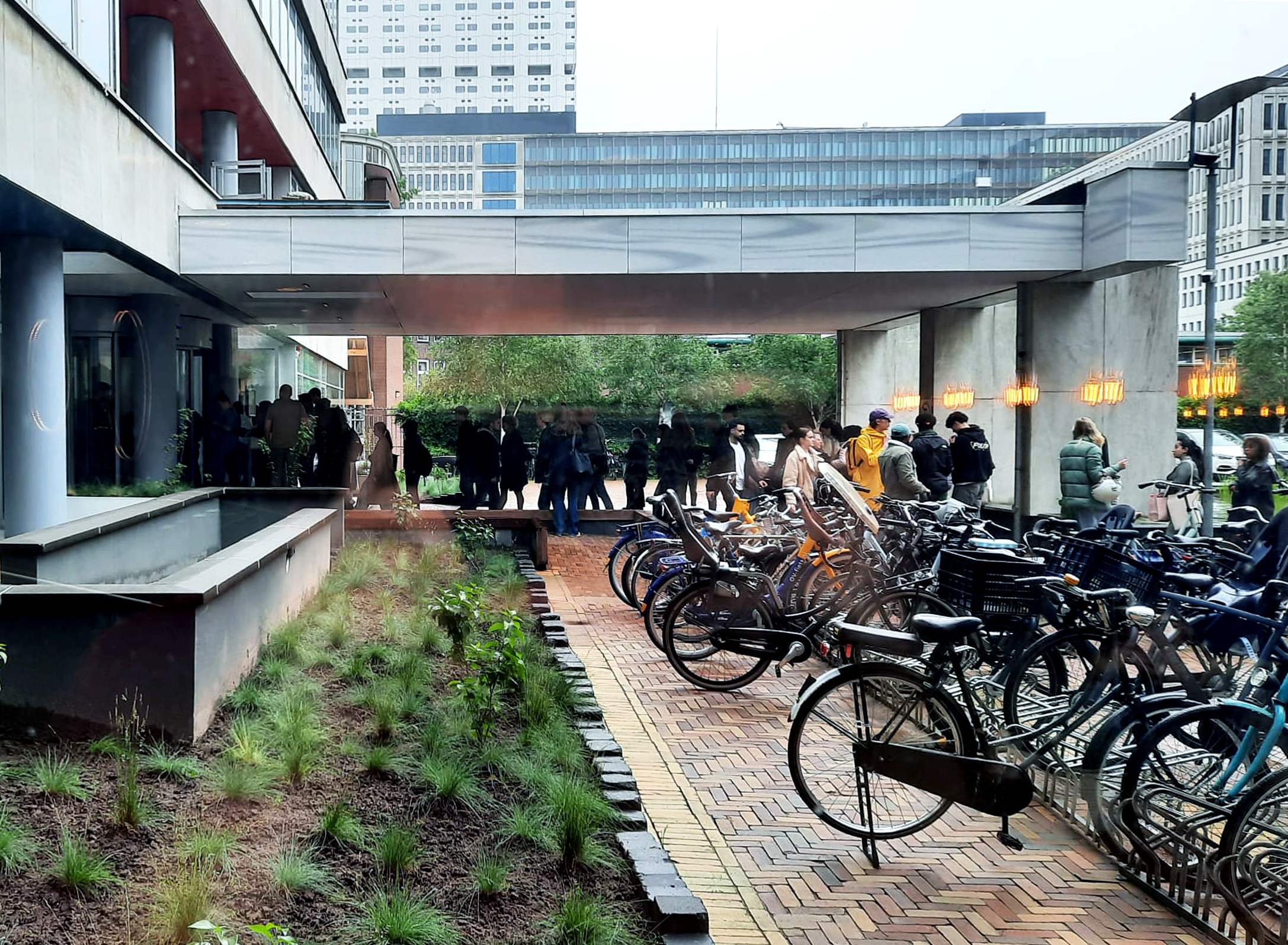 Ga door de toegangscontrole voor de ingang van het museumpark.