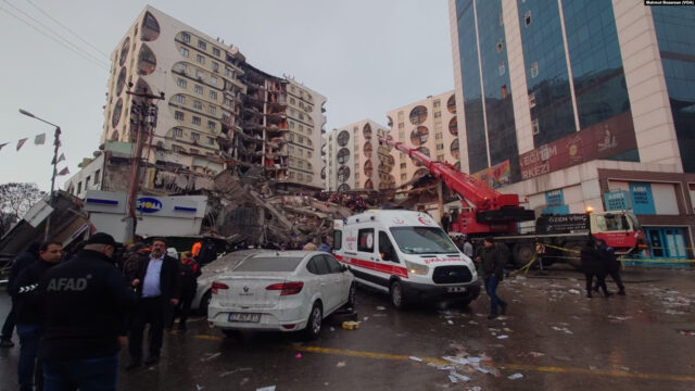 Foto van ingestorte gebouwen en ambulances in Diyarbakir