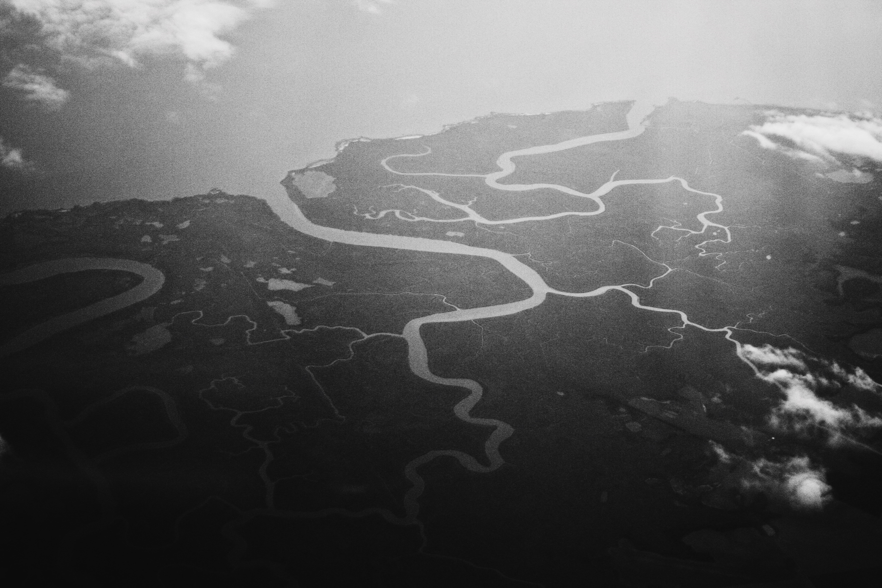 Zwartwit-luchtfoto van een deltagebied