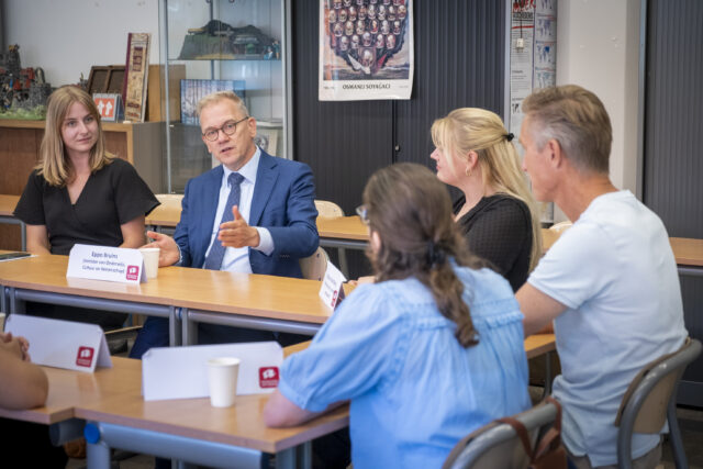 De minister op de HR in gesprek met studenten