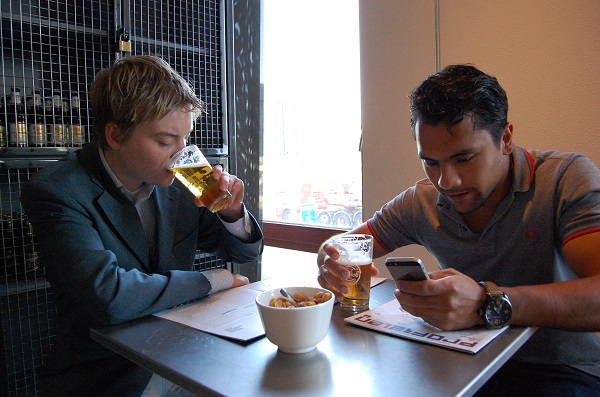 Twee studenten drinken een biertje