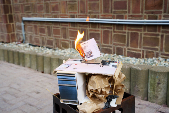 Papieren miniatuur bureau die in brand staat