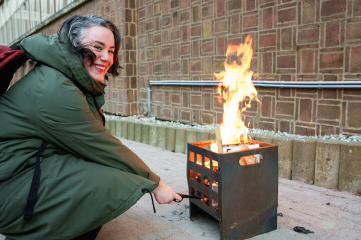 Tosca steekt Papieren miniatuur bureau in brand