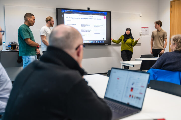 Studenten geven een interactieve workshop tijdens de AI-seminardag