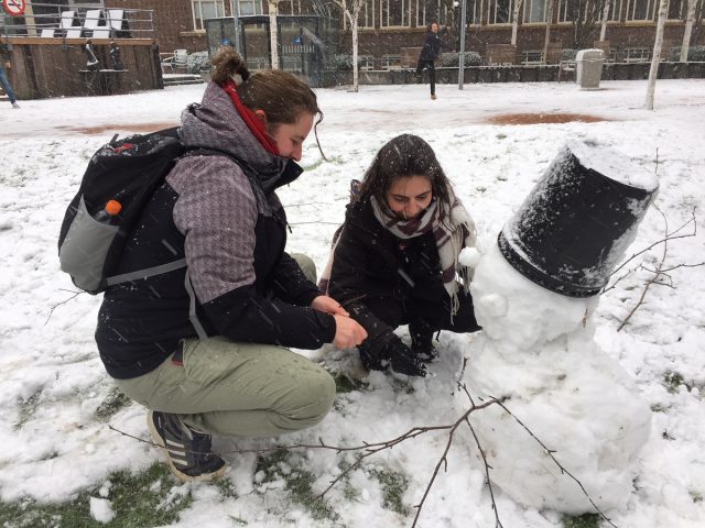 Geen ijsvrij op locatie Museumpark, maar Saskia en Emine (lerarenopleiding aardrijkskunde) hebben wel tijd voor het maken van een sneeuwpop