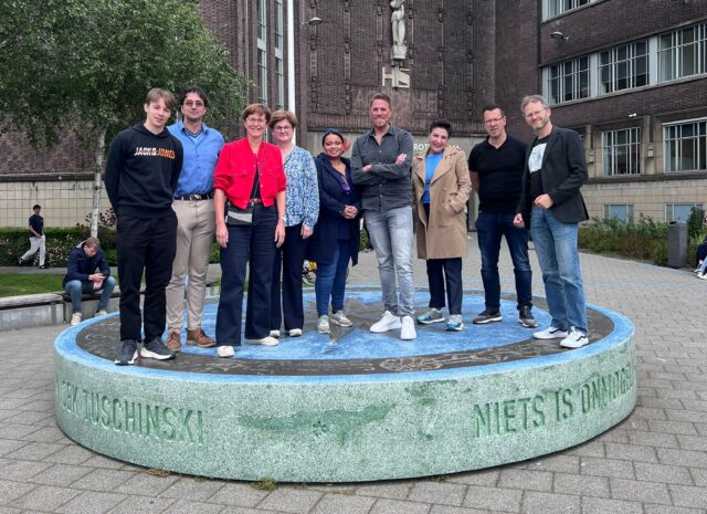 Team EAS, bijna compleet, met in het midden Robbert en midden-rechts (in het rood) Carola.