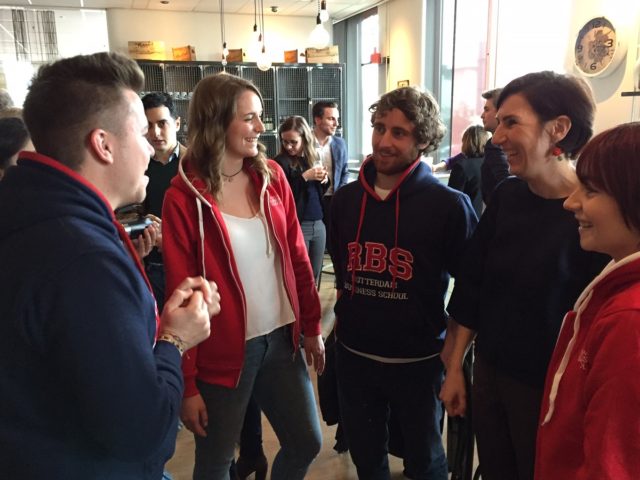 Groep studenten in het café