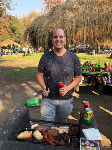 Een foto van Gerbrand tijdens zijn stage in Chili. Hij staat bij een bbq.