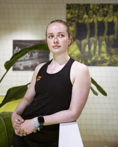 portretfoto van Anne in de trainingsruimte door Sanne Romeijn