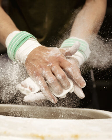 close-up foto van Martijn zijn handen in magnesium door Sanne Romeijn
