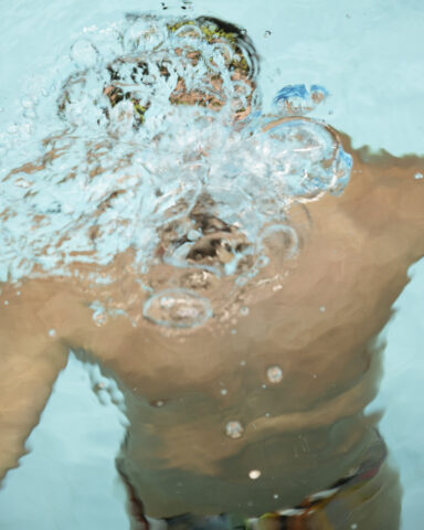 sfeerfoto van iemand onder water door Sanne Romeijn