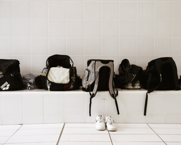 sfeerfoto van sporttassen in de kleedruimte door Sanne Romeijn