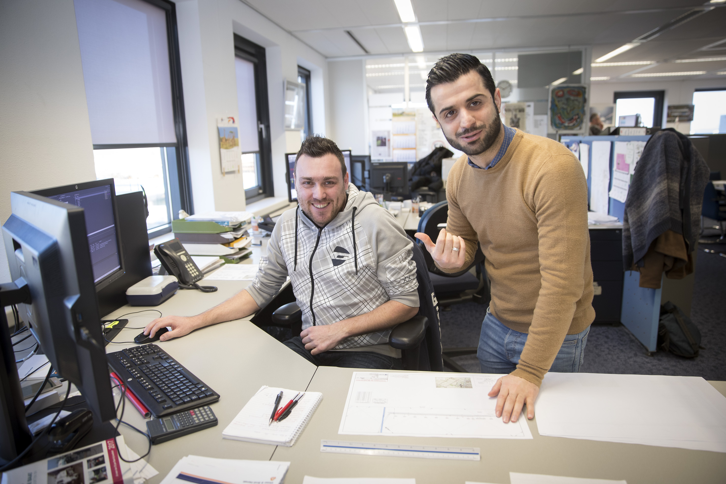 Vluchtelingstudent Hazem op zijn werk met zijn collega Julian de Wilde.