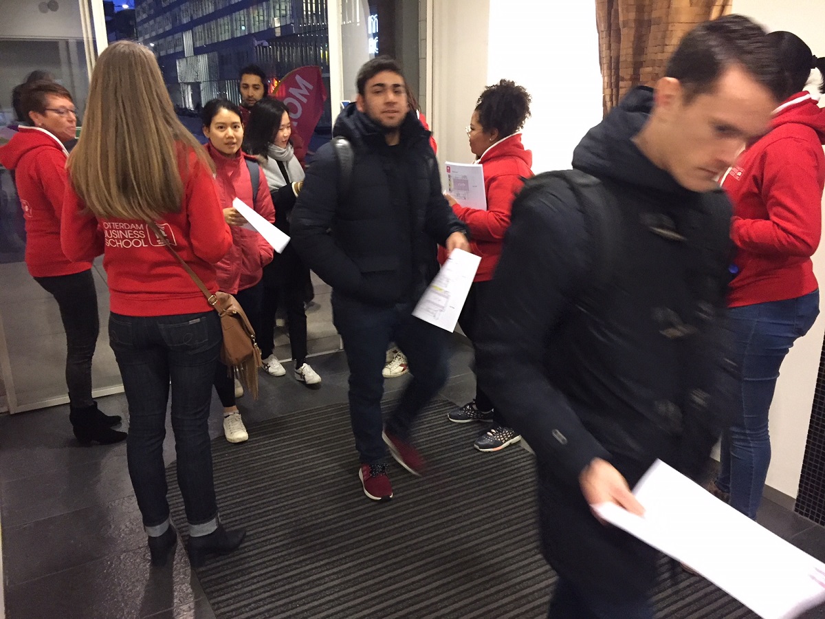 Dames in rode hoodies ontvangen de studenten
