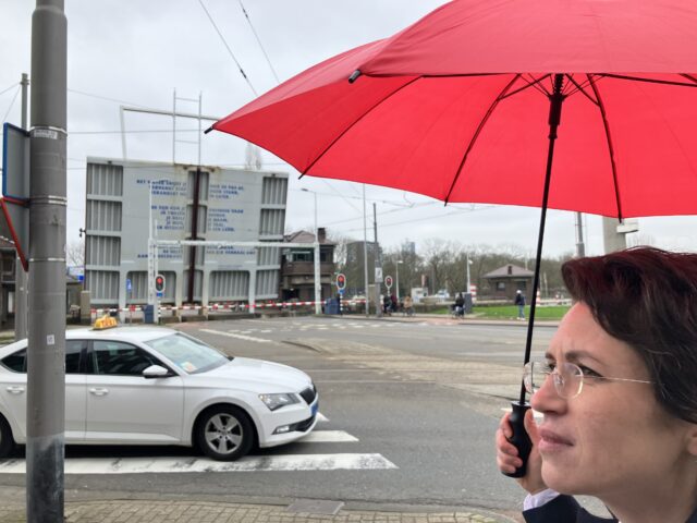 Marta - met rode paraplu - en de openstaande Parkhavenbrug