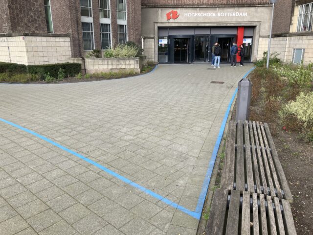 Blauwe lijnen die op Academieplein aangeven waar je niet mag roken