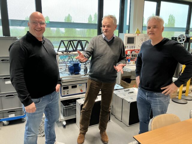 Docenten (v.l.n.r.) Rolin Rolloos, Gertjan Pap en Robbert-Jan 't Hoen in het technieklokaal