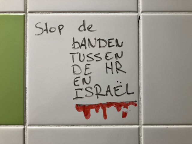 Anti-Israel protest op een tegel in het toilet op locatie Museumpark. Tekst: 'Stop de banden tussen de HR en Israel'.