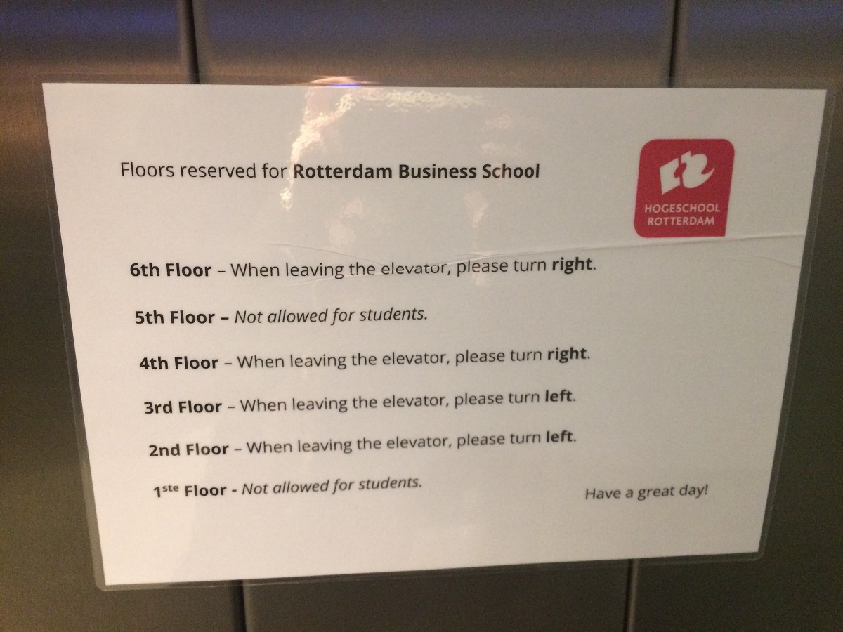 Op een bordje in de lift staat waar de studenten heen moeten als ze uitstappen.
