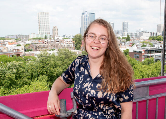 Portret van Iris Bouwman op het dak van het nieuwe instituut . Foto van Paul van der Blom