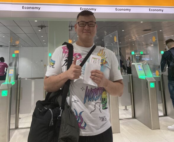 Aankomend student Jack op Schiphol, op weg naar zijn geboorteland Mongolië