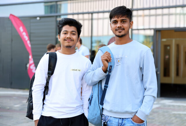 Foto vab Wasiq en Mehedi samen voor een hogeschoolRotterdam locatie