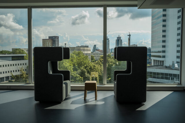 Zitruimte naast raam met mooi zicht op gebouwen