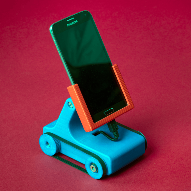 Plastic karretje met smartphone erop