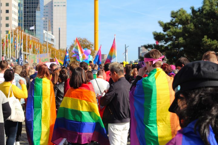 Foto genomen vanuit de Pride Walk 2018. Overal regenboogvlaggen