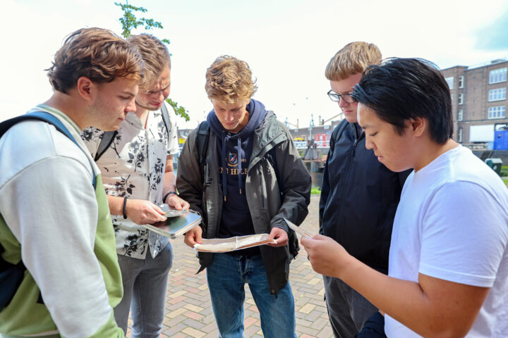 Een groep studenten bezig aan de speurtocht