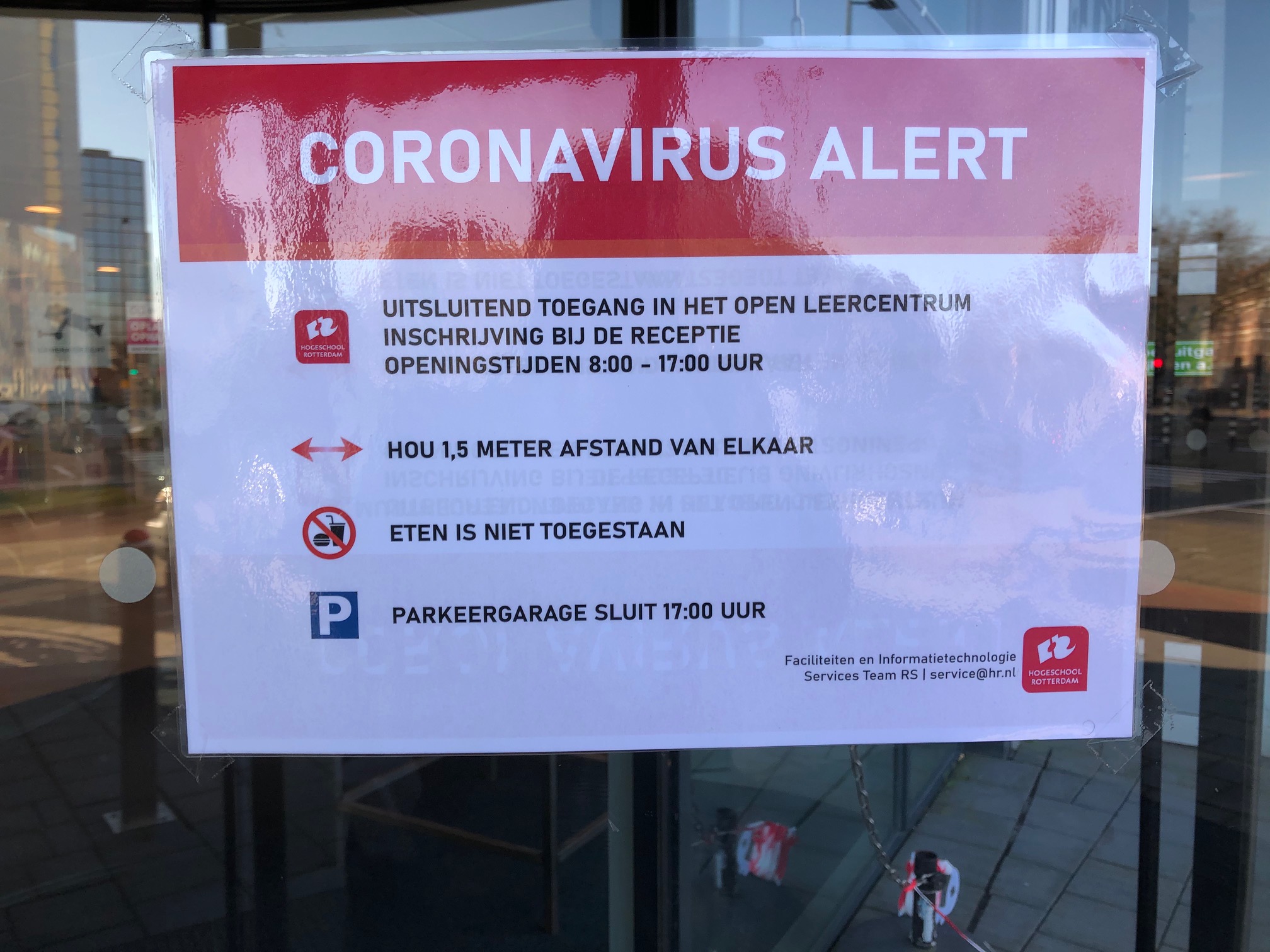Coronavirus alert-bord met regels over afstandhouden etc. 