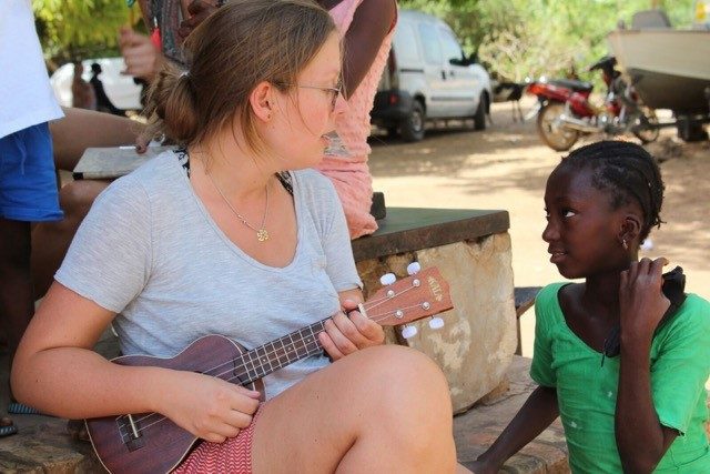 Rosa Mos op haar gitaar in Gambia