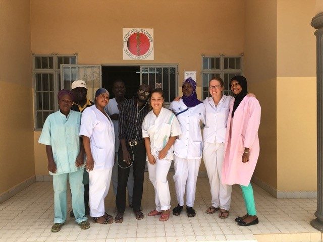 Groepsforo van Rosa Mos bij haar ziekenhuis in Gambia