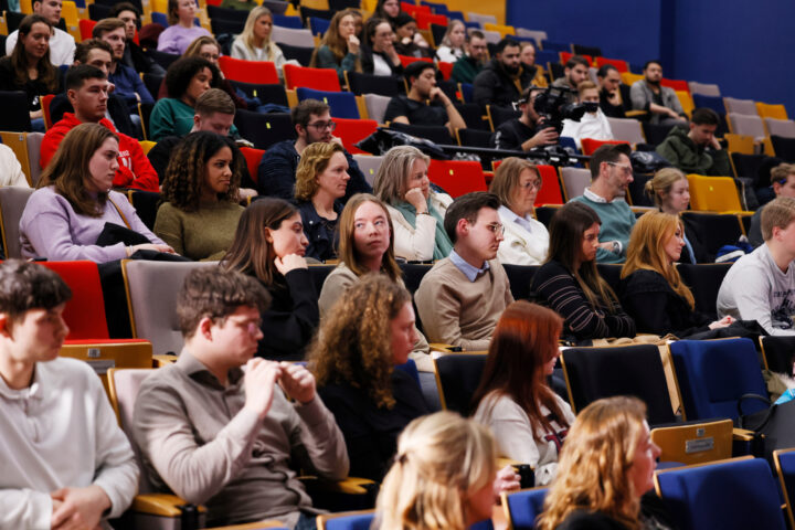 zaal vol studenten