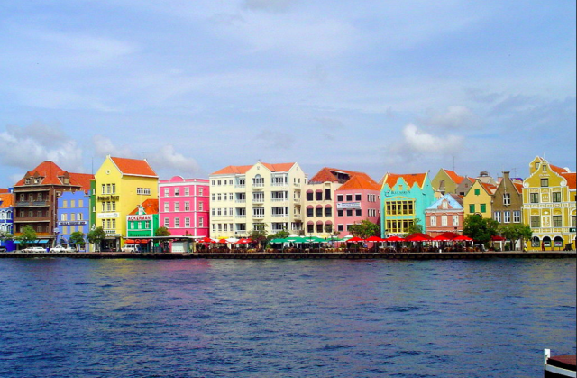 Foto van bontgekleurde gebouwen op de Handelskade in Willemstad, Curacao