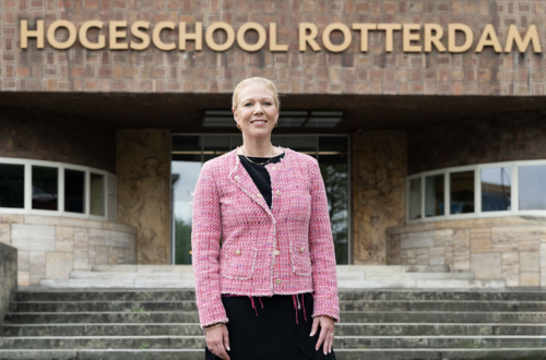 portret van Sarah Wilton-Wels voor de ingang van Hogeschool Rotterdam-locatie Museumpark