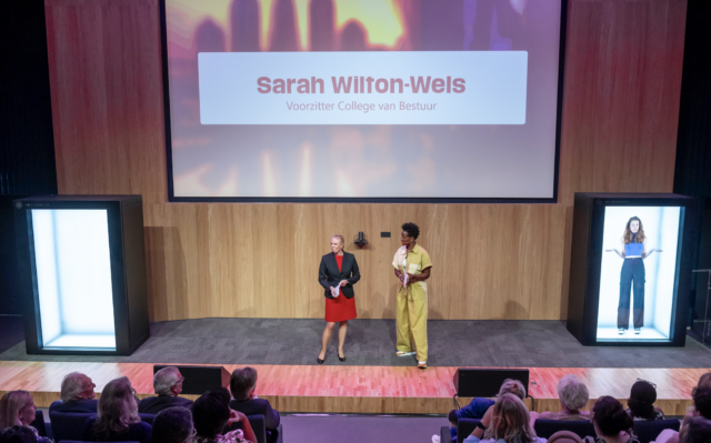 Sarah Wilton-Wels en Shay Kreuger op het podium tijdens de Jaaropening 2023