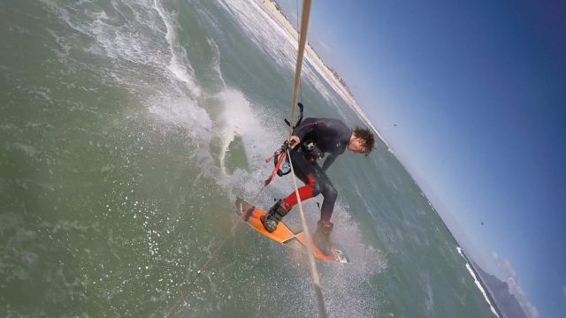 Steyn die op zee aan het kitesurfen is