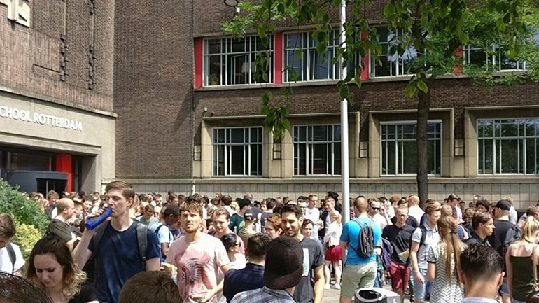 Brandalarm. Studenten staan buiten op het Academieplein.