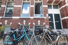 foto van fietsen voor een studentenhuis