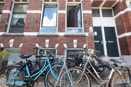 foto van fietsen voor een studentenhuis