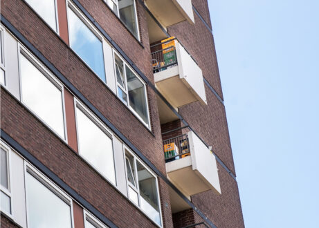 studentenflat met kratjes bier op de balkon