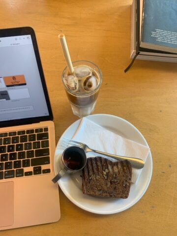 laptop met koffie en bananenbrood ernaast
