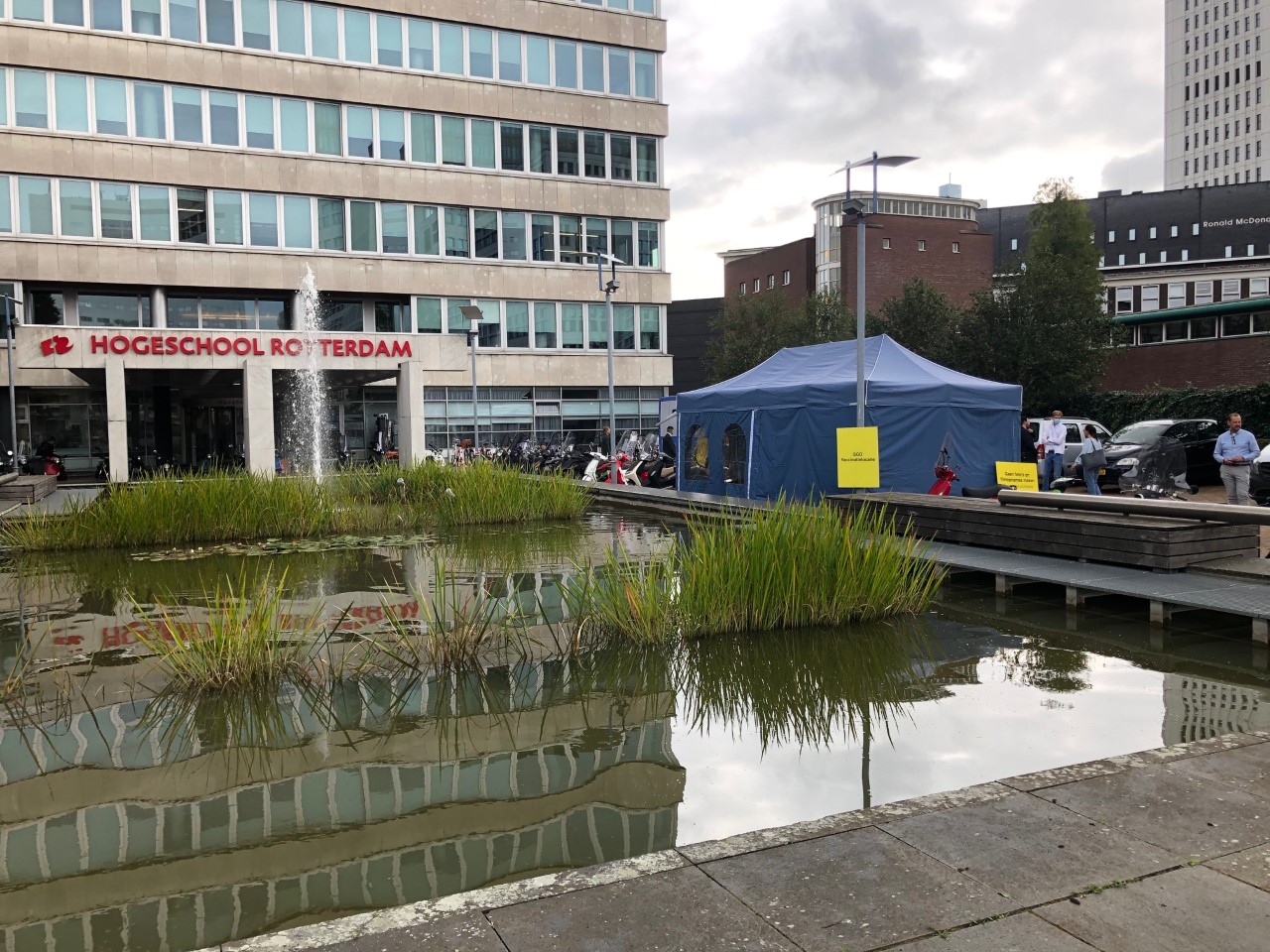 Vaccinatietent naast de vijver op locatie Museumpark van de Hogeschool Rotterdam