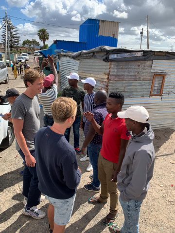 Ypke en Matthijs in gesprek met de lokale bevolking in Zuid-Afrika.